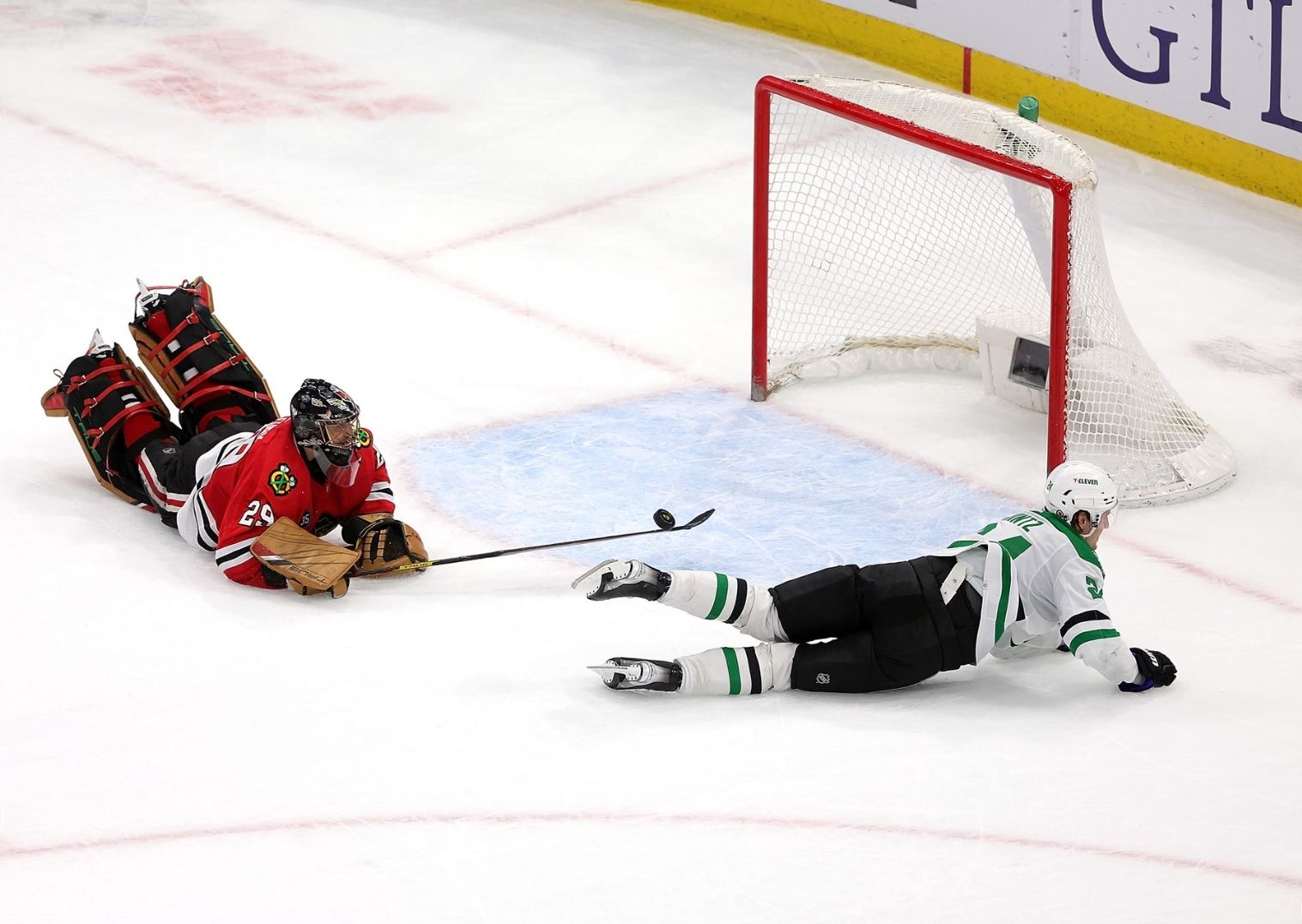 Peterson's Shootout Goal Leads Stars Past Blackhawks 1-0