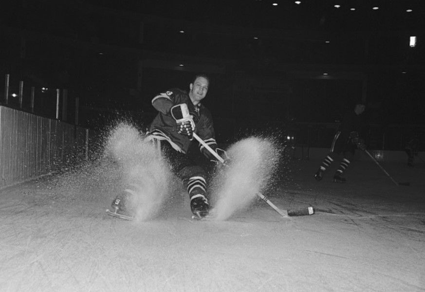 Hockey Hall of Famer Bobby Hull, the Golden Jet, dies at 84