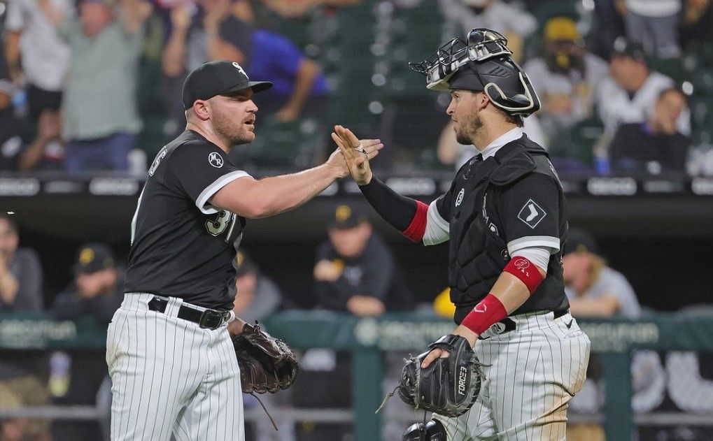 Grandal, Abreu power White Sox to 4-2 win over Pirates