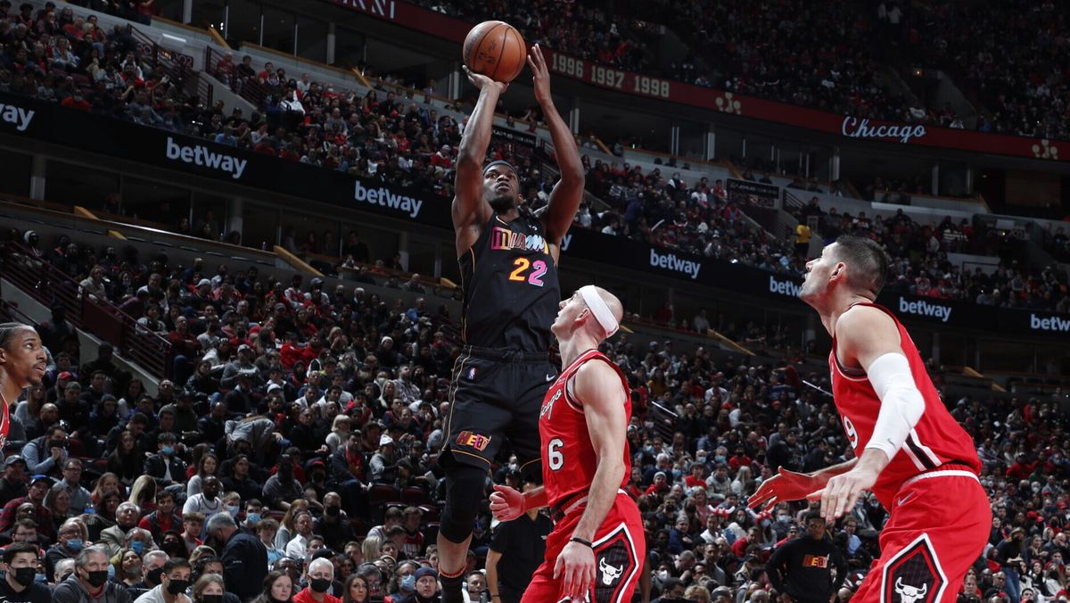 Kyle Lowry scores 19 points, Heat beat Bulls 107-104