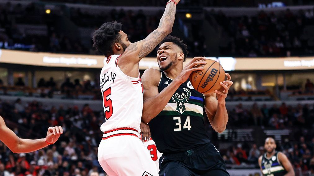 Bucks beat Bulls 118-112, Antetokounmpo scores 34