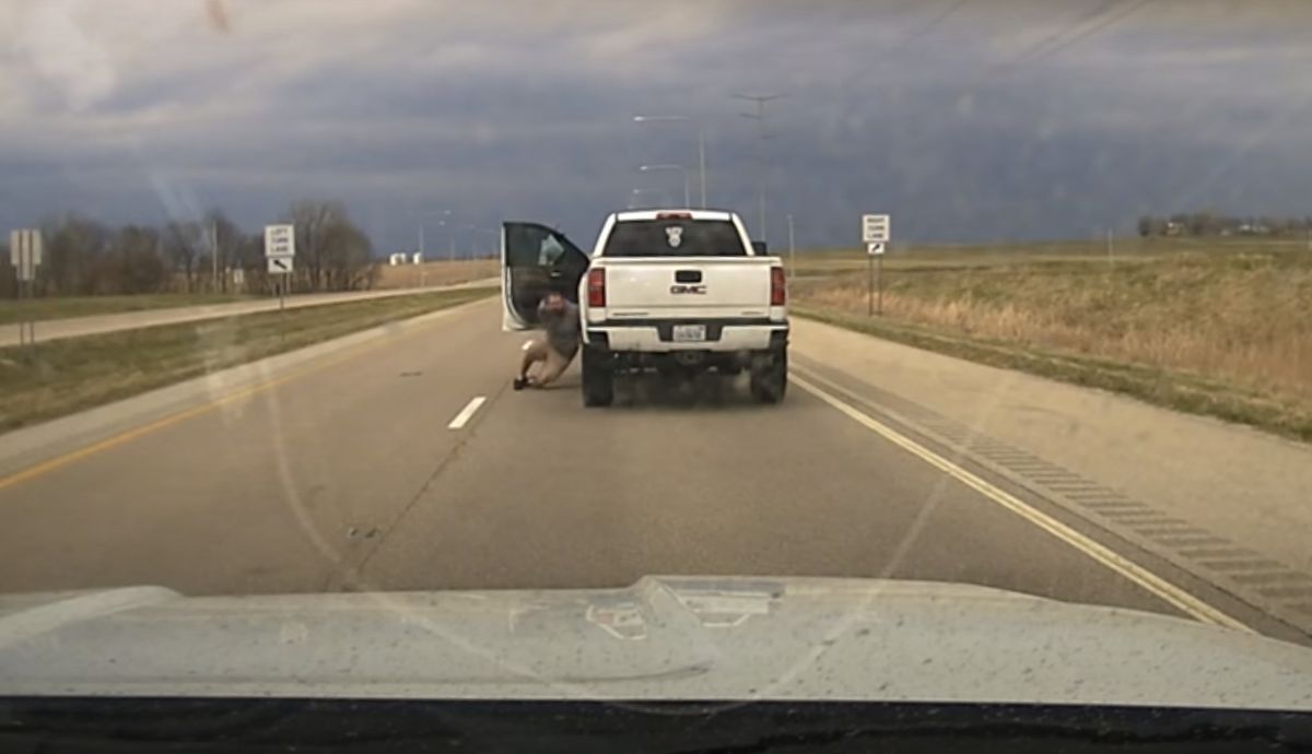 Video shows Illinois trooper's shooting of homicide suspect