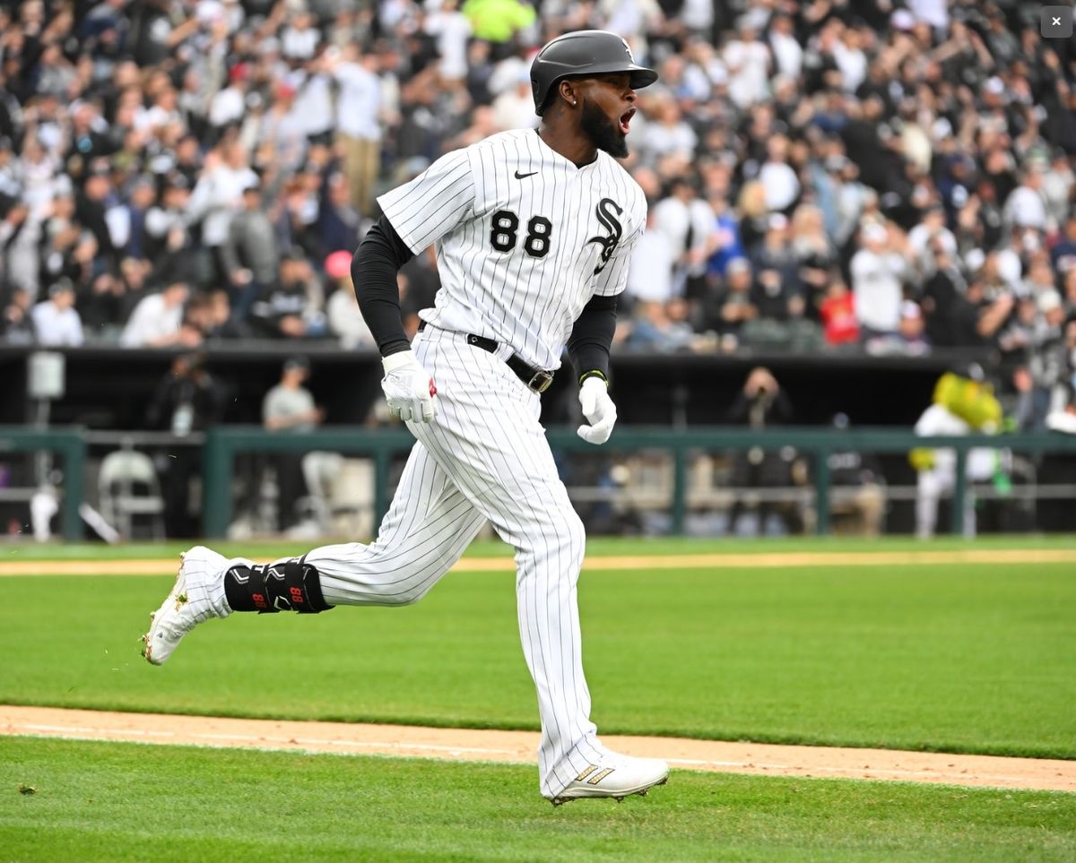 Robert's tiebreaking homer leads White Sox over Mariners 3-2