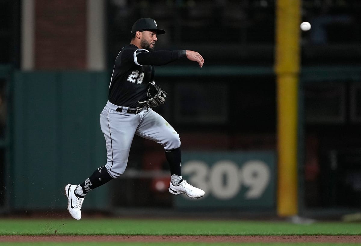 Leury García hits deciding RBI single in ninth for White Sox