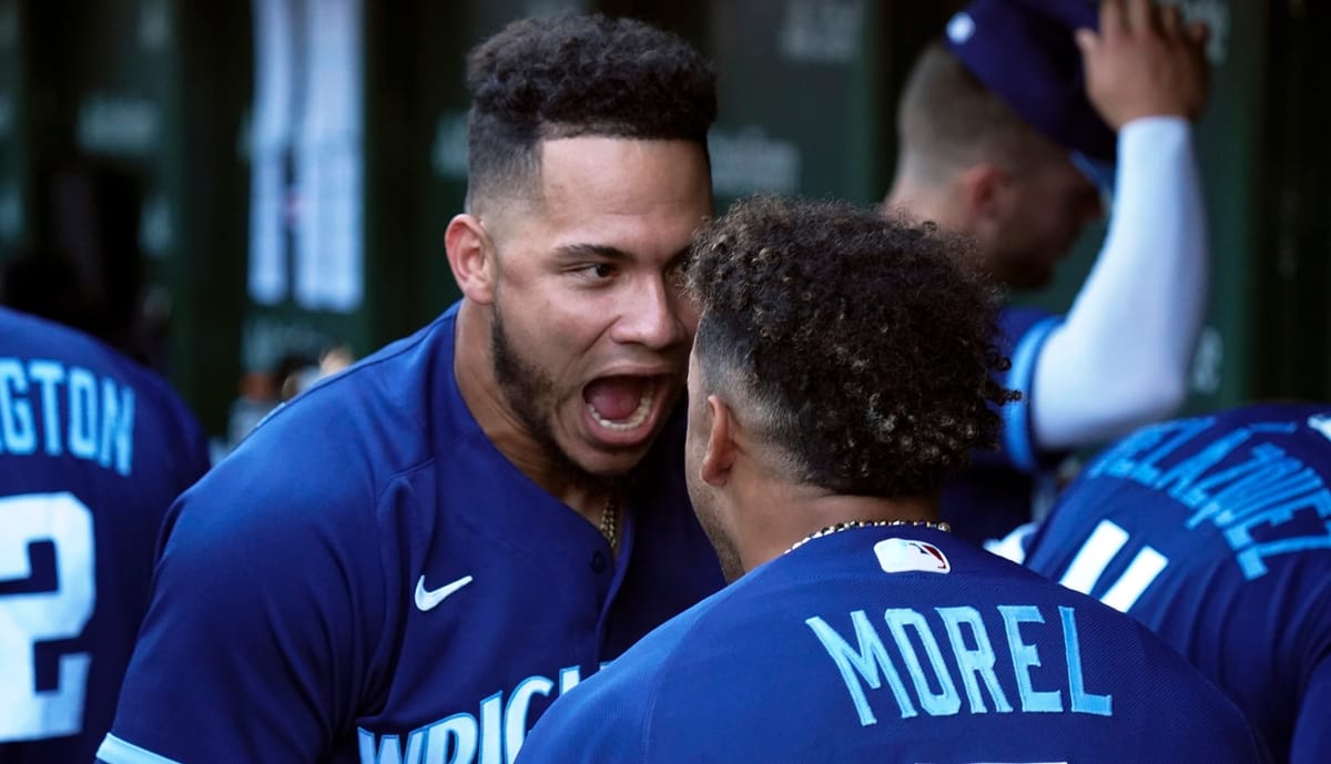 Contreras hits 2-run HR in 8th as Cubs beat Marlins 2-1