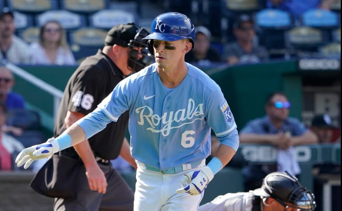 Waters breaks tie with walk, Royals beat White Sox 6-4