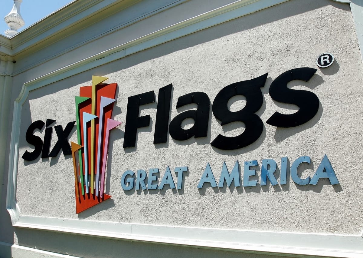 3 injured in shooting outside Six Flags in Gurnee