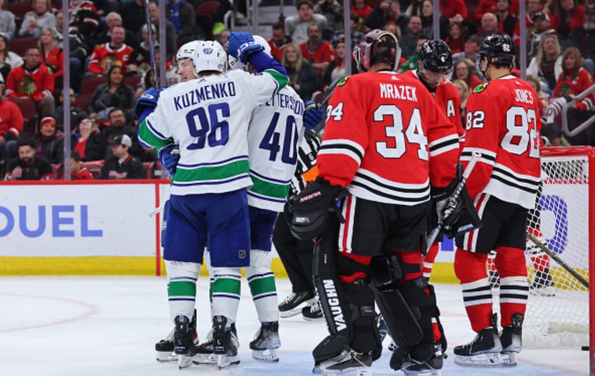 Elias Pettersson's 2 goals lifts Canucks over Blackhawks 4-2