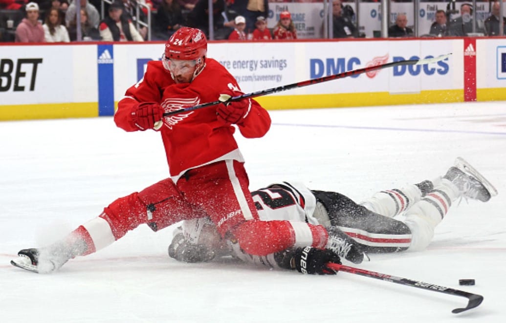 Red Wings edge Blackhawks 4-3, end six-game slide