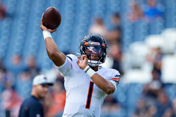 Justin Fields Makes His 1st Start, Bears Beat Titans 27-24