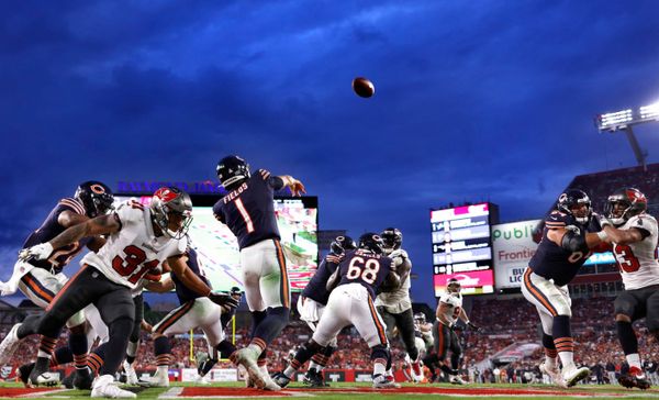 Brady tops 600 career TD passes, Buccaneers rout Bears 38-3