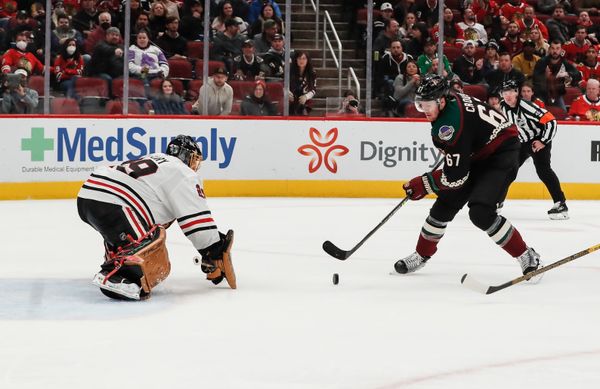 Blackhawks lose 6-4 to Coyotes, sixth straight loss