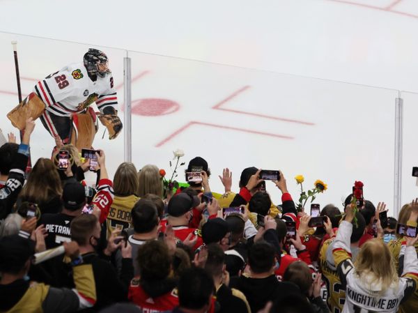 Blackhawks win 2-1 in Fleury's return to Las Vegas