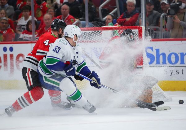 Canucks beat Blackhawks 3-1