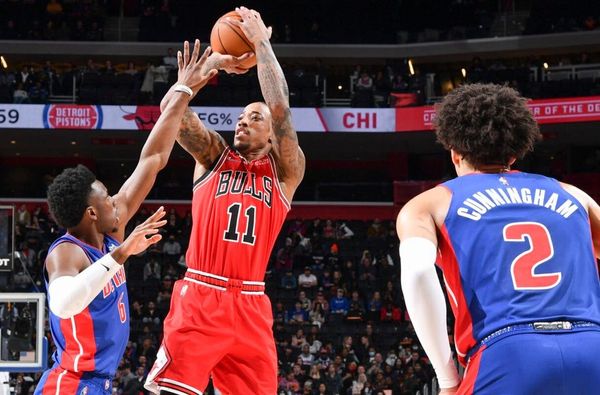 DeRozan has big 4th quarter, helps Bulls snap losing streak