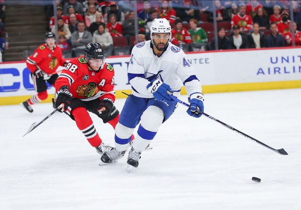 Lightning score 3 goals in 32 seconds, beat Blackhawks 6-3