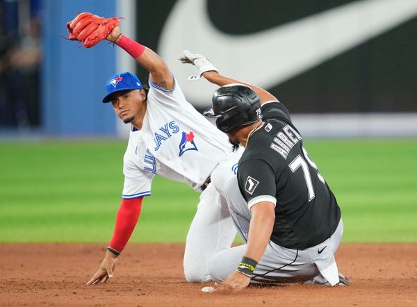 Kirk HRs twice, Jays beat White Sox 6-5 for 6th straight win