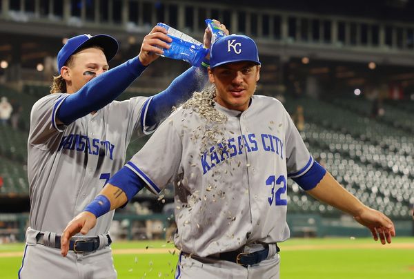 Pratto 2 HRs lead Royals; La Russa out, Sox 5th L in row