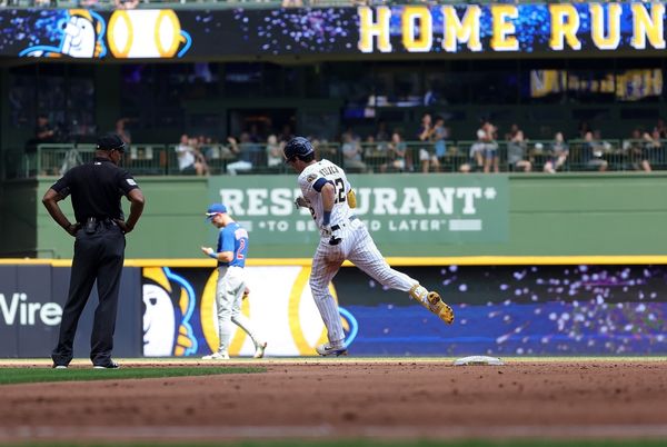 Yelich, Wong HR, Mitchell's 1st hit, Brewers beat Cubs 9-7