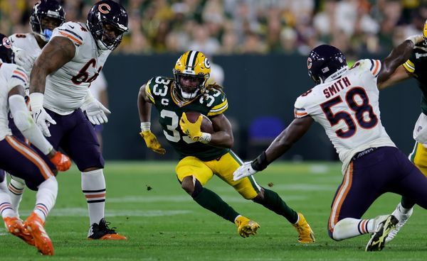 Rodgers, Packers lean on Jones, take care of Bears 27-10