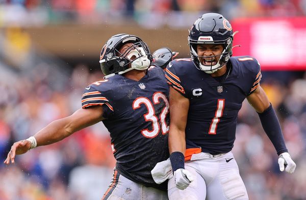 Fields throws 2 TDs, Bears top 49ers 19-10 in Eberflus debut