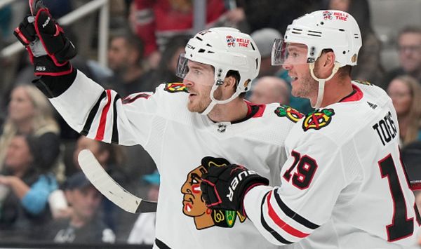 Lafferty's 2 SH goals lead Blackhawks past Sharks 5-2