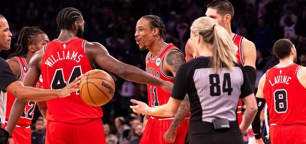 DeRozan's jumper gives Bulls 118-117 victory over Knicks