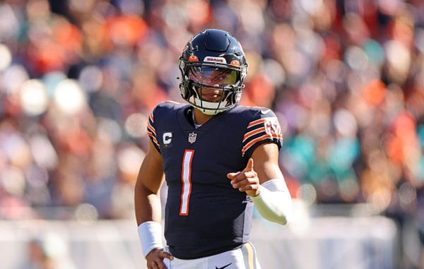 Bears' Fields to miss finale, ending shot at QB rushing mark