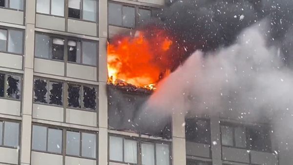 1 dead, 6 taken to hospitals in Chicago high-rise fire