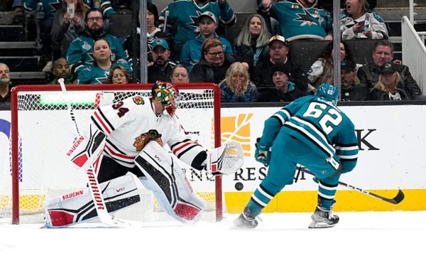 Mrazek leads Blackhawks to 4-3 shootout win over Sharks