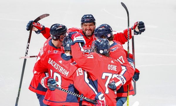 John Carlson scores as Capitals beat Blackhawks 6-1