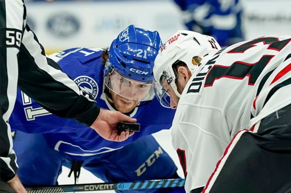 Lightning beat Blackhawks 3-1; Stamkos injures left leg