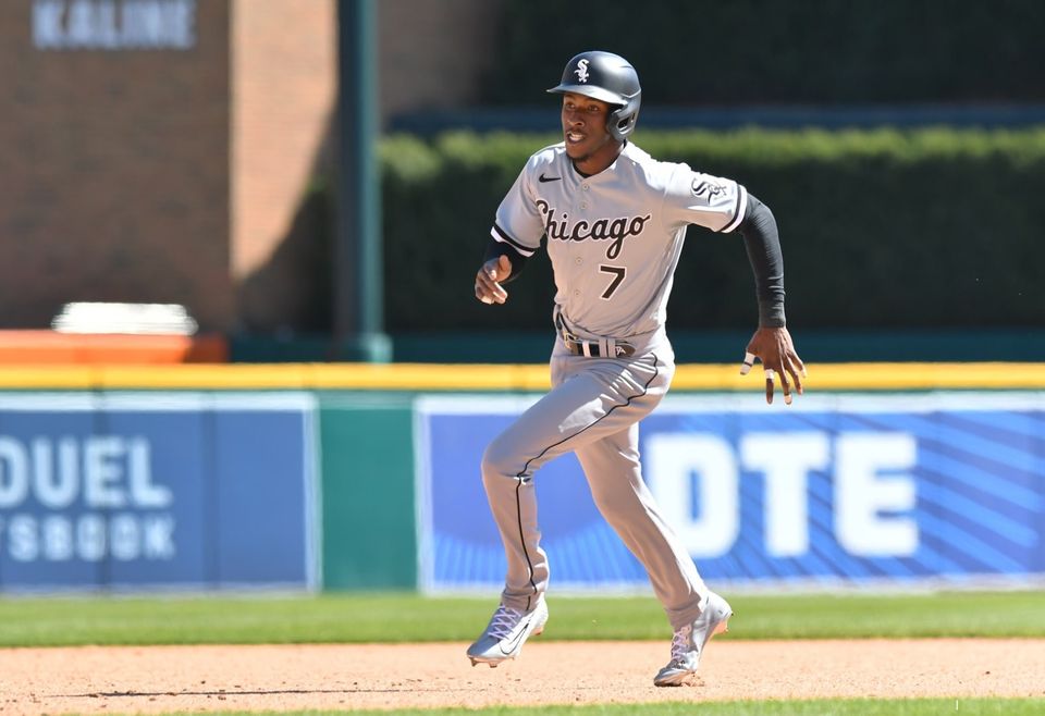 Back from suspension, Anderson helps White Sox rout Tigers 10-1