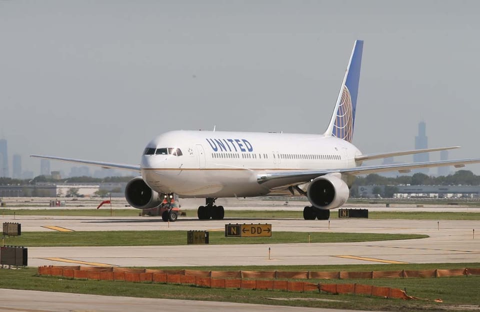 United Airlines lifts 3Q revenue estimate after busy summer