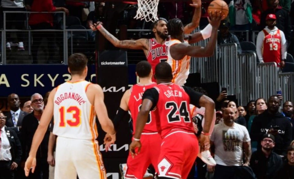 Griffin wins game at OT buzzer, Hawks hold off Bulls 123-122